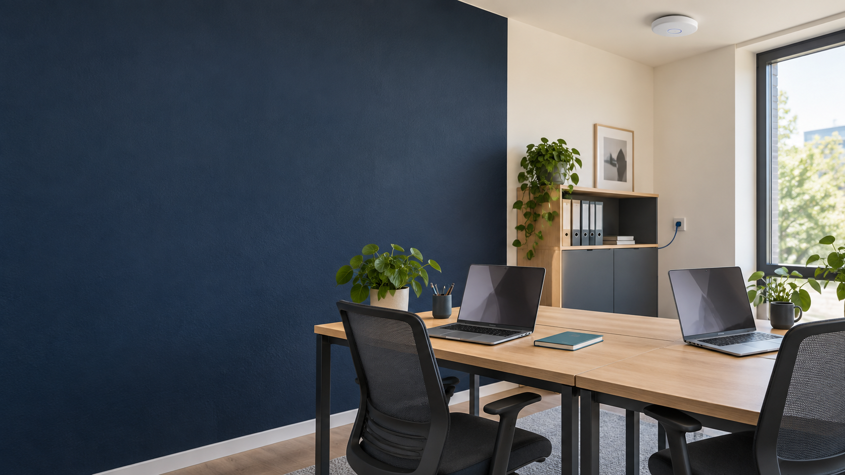Illustratives kleines Büro mit zwei Notebook-Arbeitsplätzen und einem WLAN-Zugangspunkt an der Decke